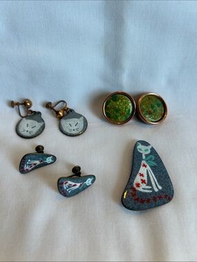 Vintage lot - Enamel Cat Motif Brooch & Three Pairs of Clip-On Earrings l